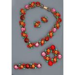 Lot : Parure collier et clips d'oreilles recouverts de cabochons colorés en pate de [...]