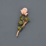 Broche dessinant une rose d' or jaune, 750 MM, feuilles appliquées d'un émail vert, [...]