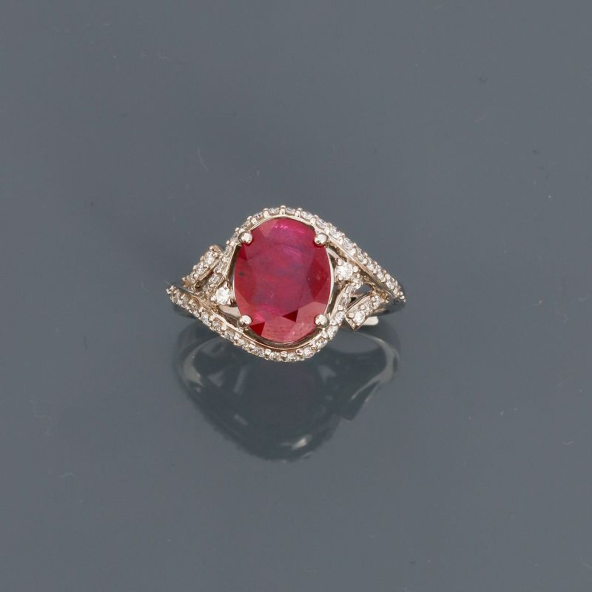 Bague en or gris, 750 MM, ornée d'un rubis ovale pesant 2,47 carats entouré et [...]