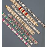 Lot : Sept bracelets plats en métal doré et argenté rhodié, recouverts de strass [...]