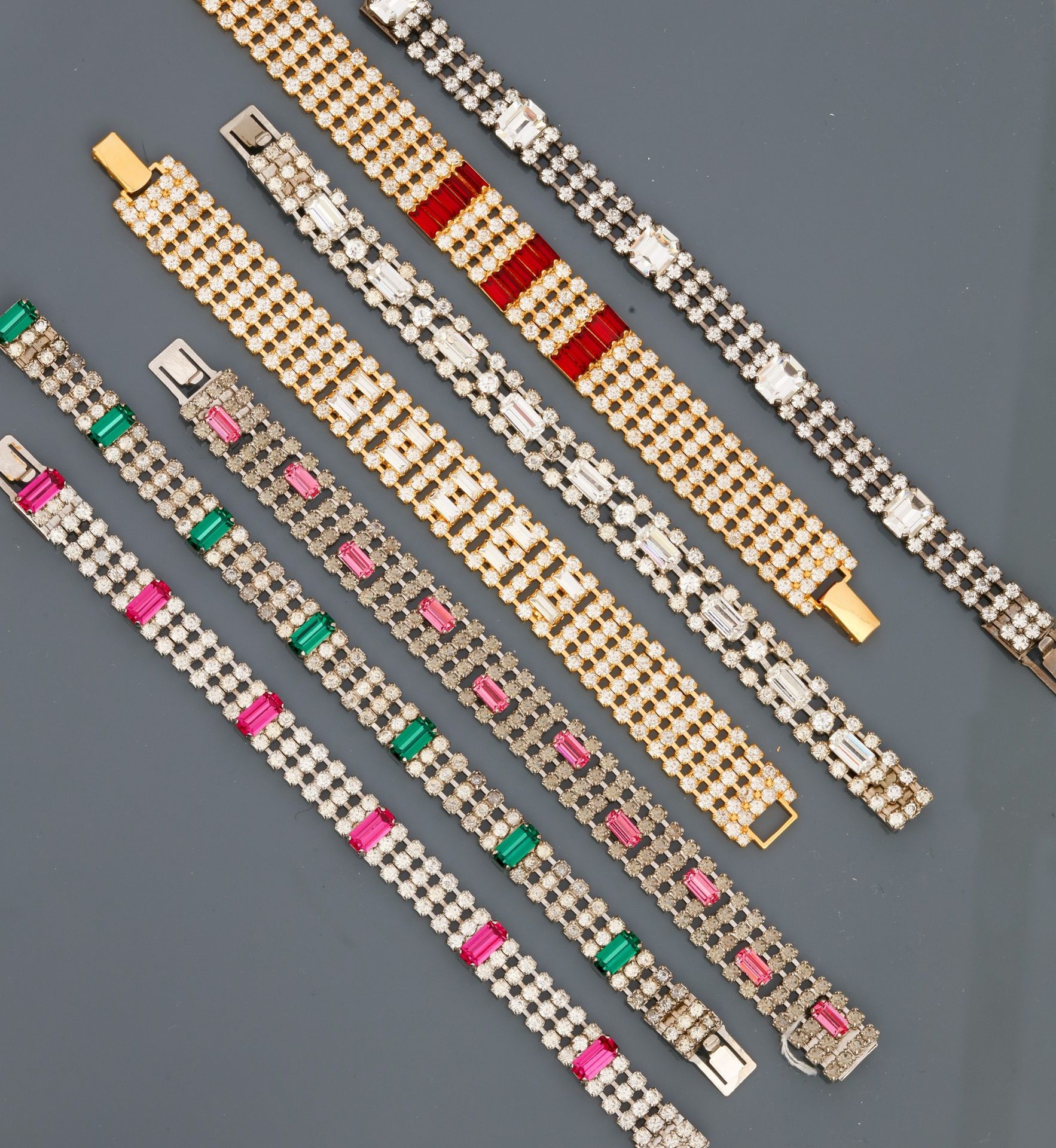 Lot : Sept bracelets plats en métal doré et argenté rhodié, recouverts de strass [...]