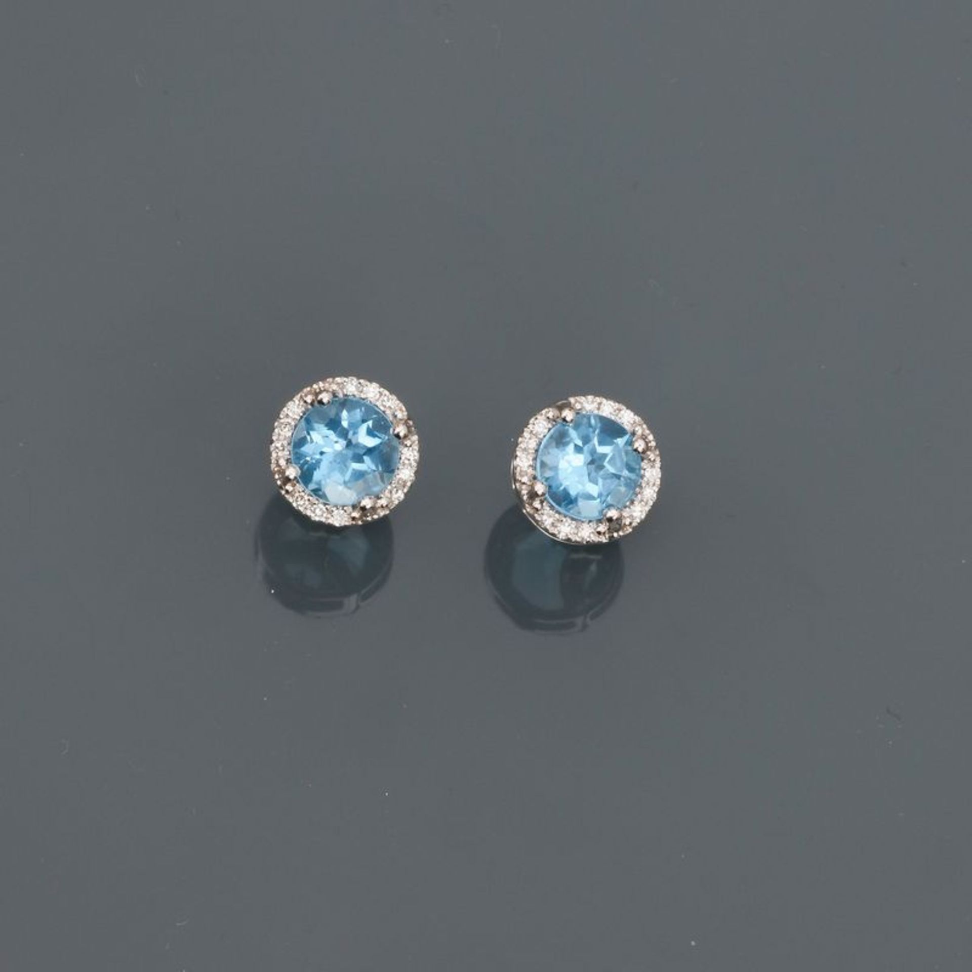 Boucles d'oreilles en or gris, 750 MM, centrée chacune d'une topaze pesant 2 carats [...]