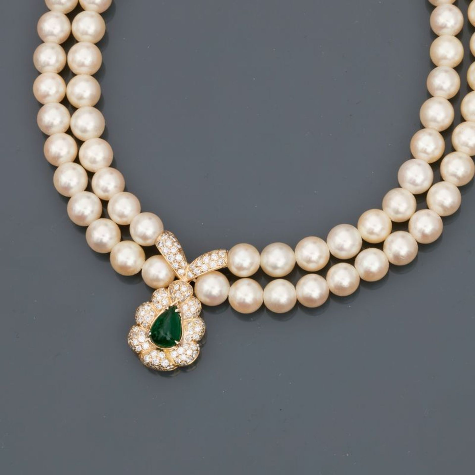 Collier de deux rangs de perles de culture, 750 MM, ornés d'un motif en poire en or [...]
