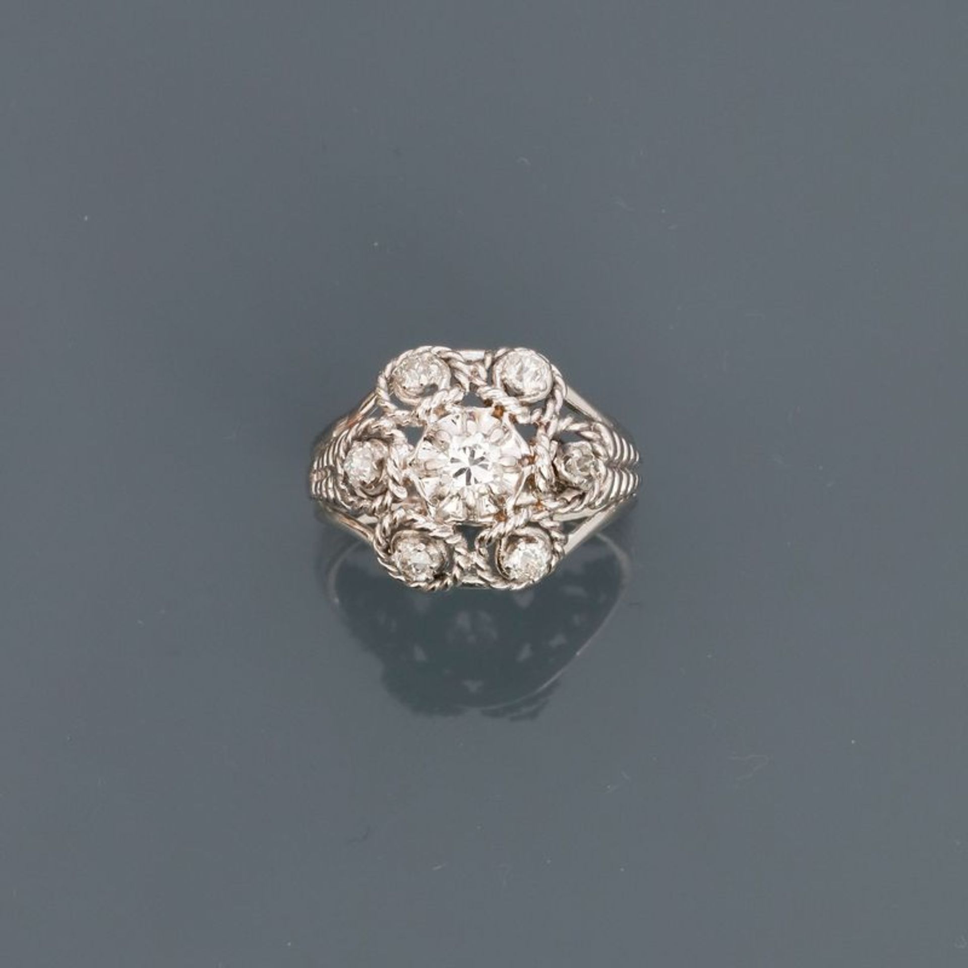 Bague " marguerite " en or gris, 750 MM, recouverte de diamants, taille : 51, poids : [...]