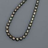 Collier de perles de Tahiti baroques en légère chute, ., fermoir en argent 925MM, [...]