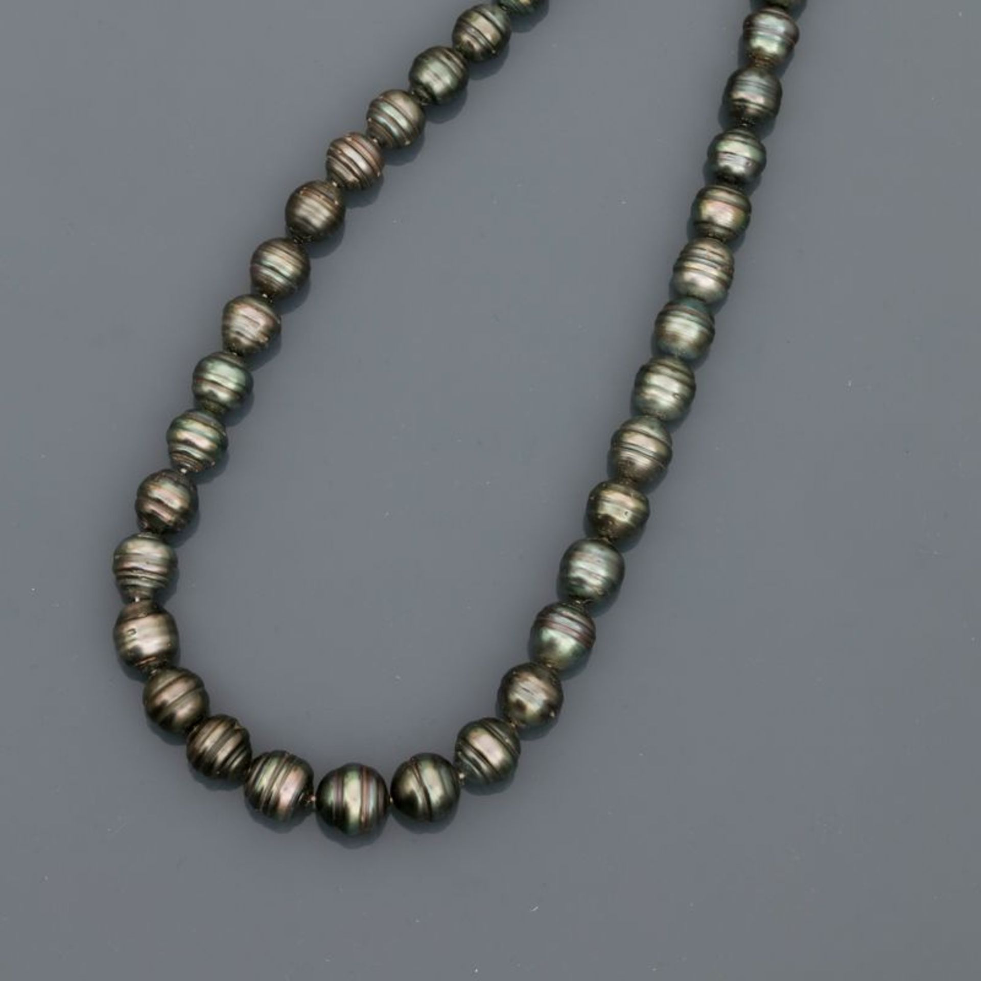 Collier de perles de Tahiti baroques en légère chute, ., fermoir en argent 925MM, [...]