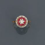 Bague ronde deux ors, 750 MM, recouverte de diamants et pierres rouges calibrées, [...]