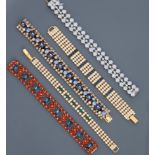 Lot : Cinq bracelets plats en métal doré rhodié, tous recouverts de strass [...]