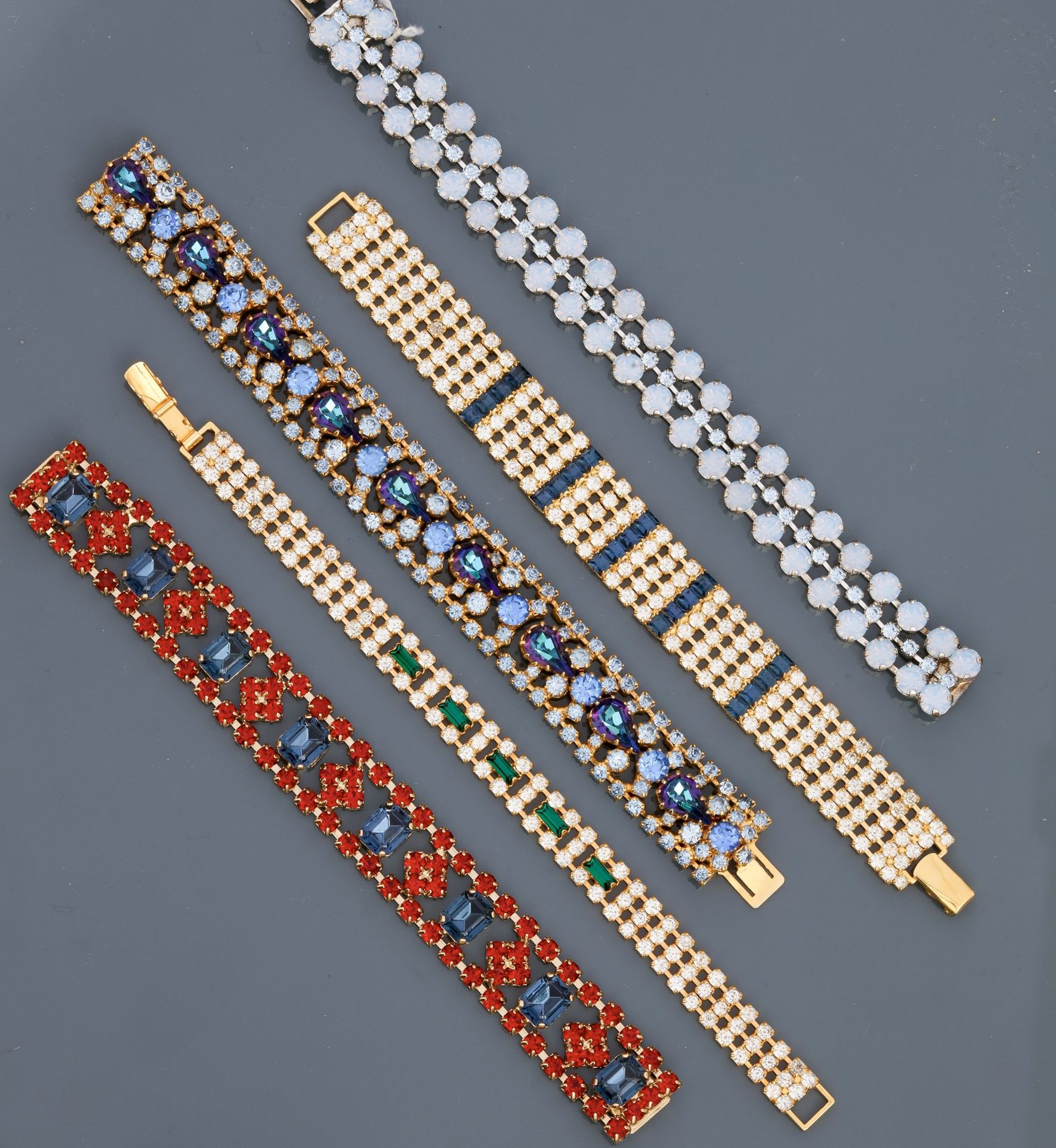 Lot : Cinq bracelets plats en métal doré rhodié, tous recouverts de strass [...]