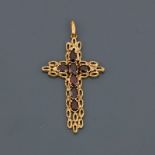 Pendentif " croix " en or jaune, 750 MM, ornée de sept grenats, dimensions : 5,4 / [...]