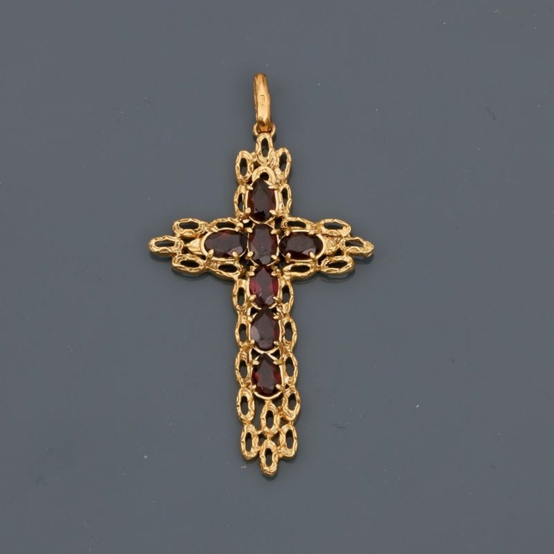 Pendentif " croix " en or jaune, 750 MM, ornée de sept grenats, dimensions : 5,4 / [...]