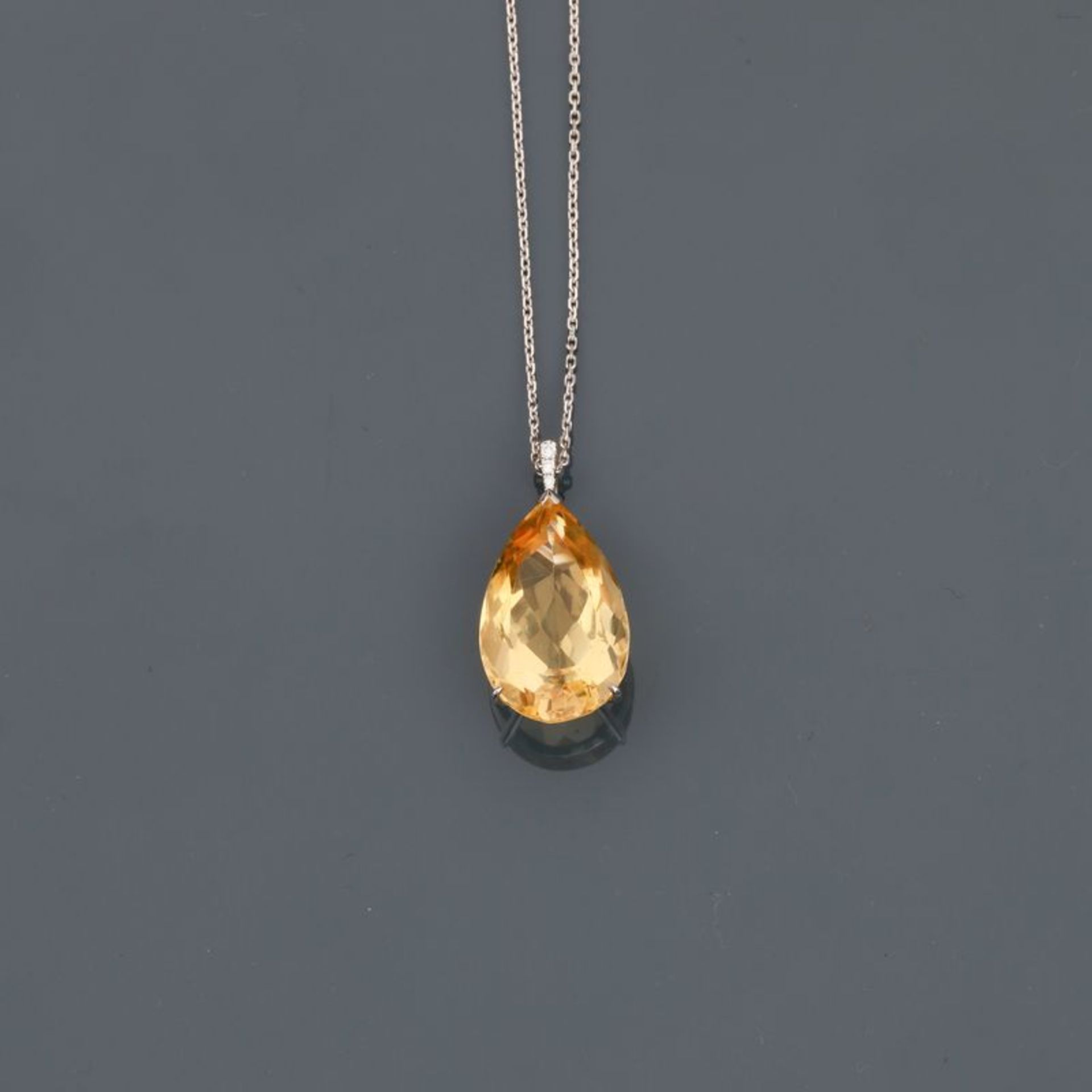 Chaîne diamantée et pendentif en or gris, 750 MM, portant une citrine taille poire [...]
