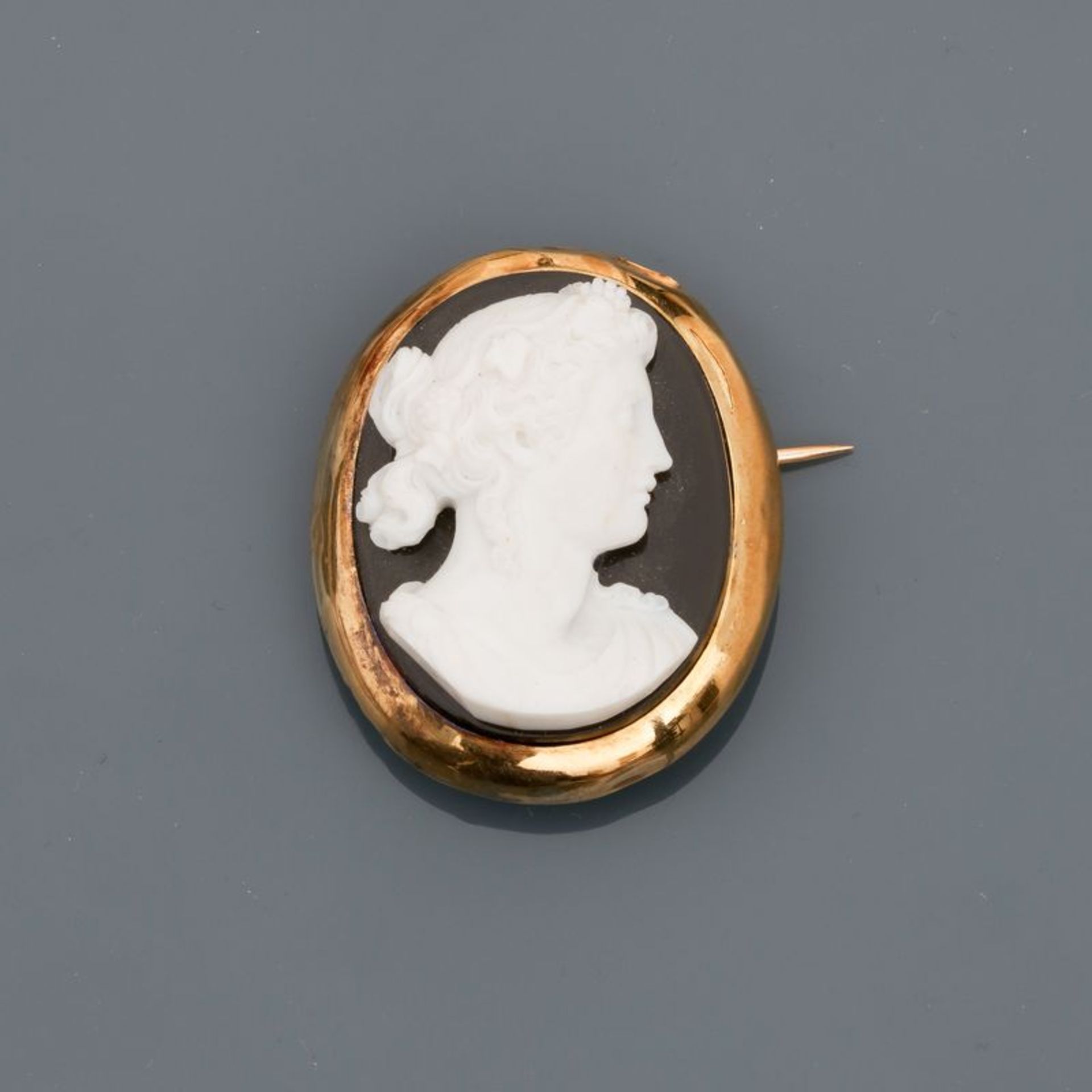 Broche en or jaune, 750 MM, ornée d'un très beau camée sur agate bicolore, petite [...]