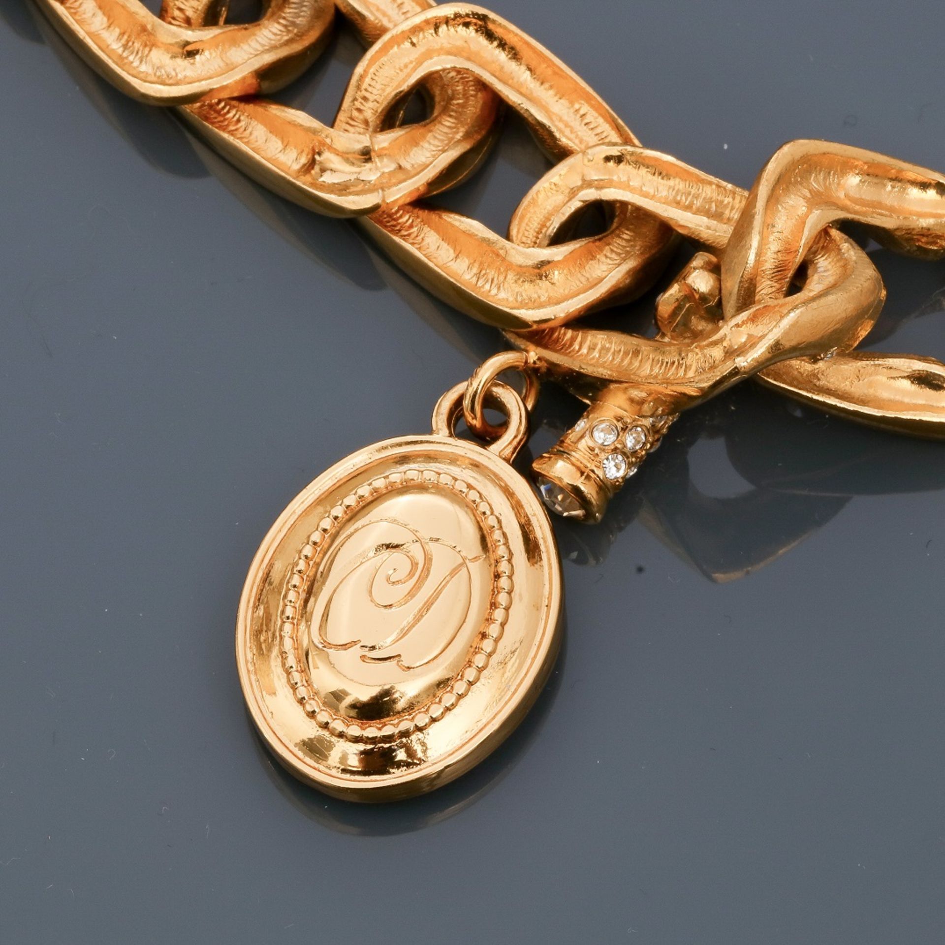 DIOR, Demi parure en métal doré rhodié, Bracelet appliqué d'émail blanc cassé [...] - Bild 2 aus 2
