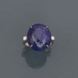 Bague en or gris, 750 MM, ornée d'une tanzanite cabochon pesant 19 carats environ [...]