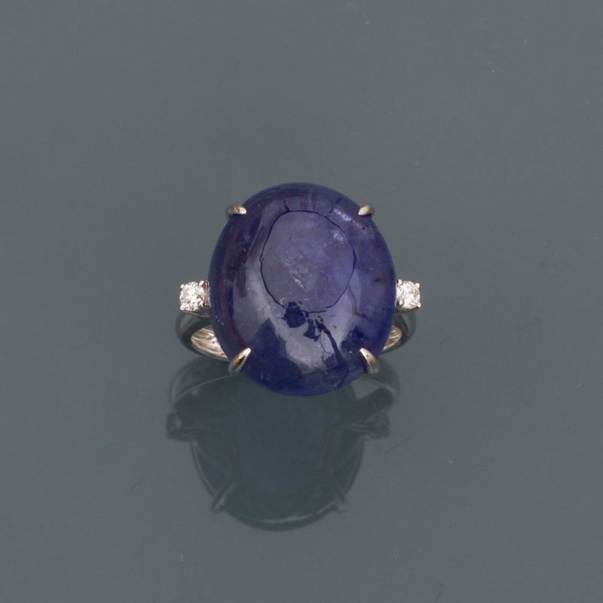 Bague en or gris, 750 MM, ornée d'une tanzanite cabochon pesant 19 carats environ [...]