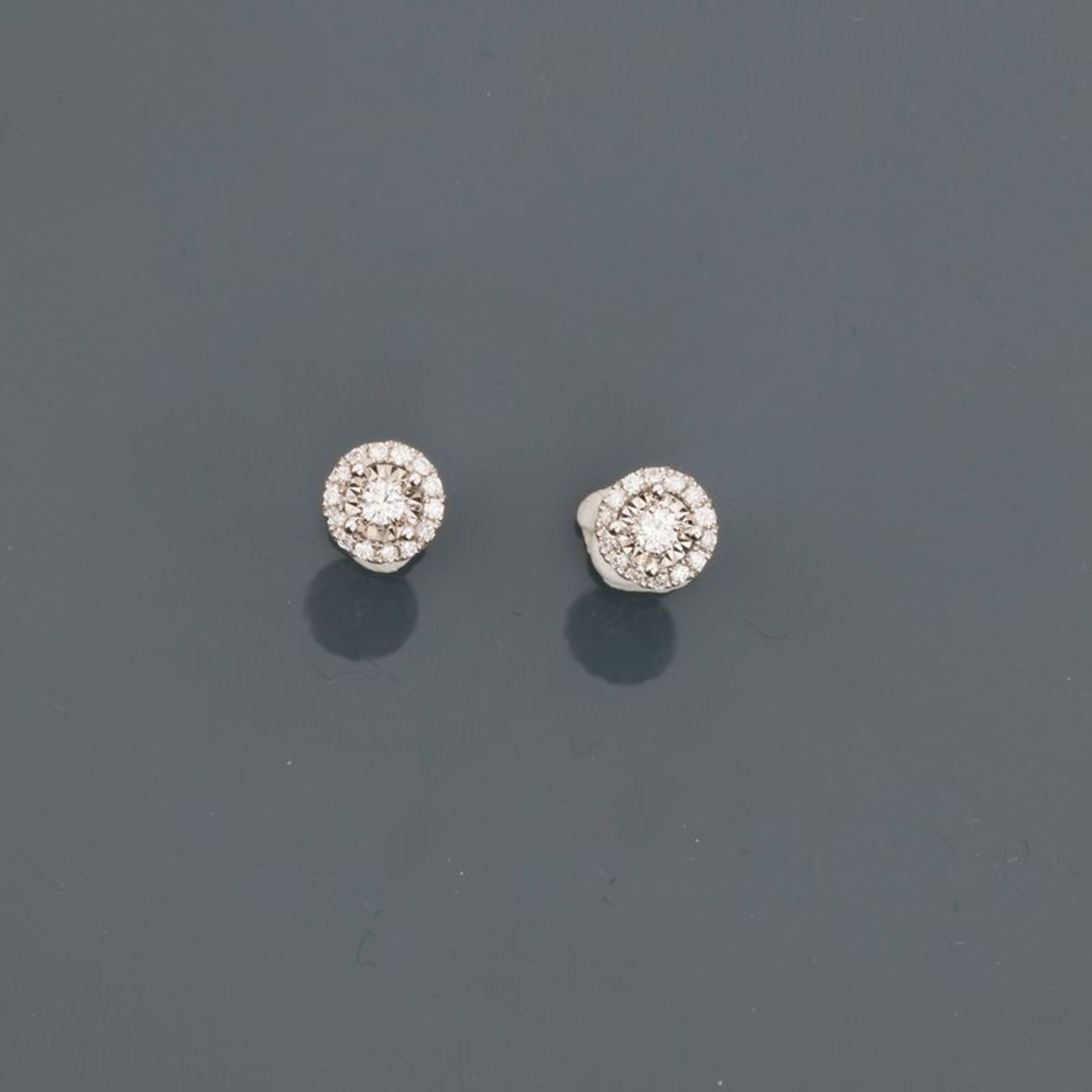 Boutons d'oreilles en fleurette d'or gris, 750 MM, recouverte chacune de diamants, [...]