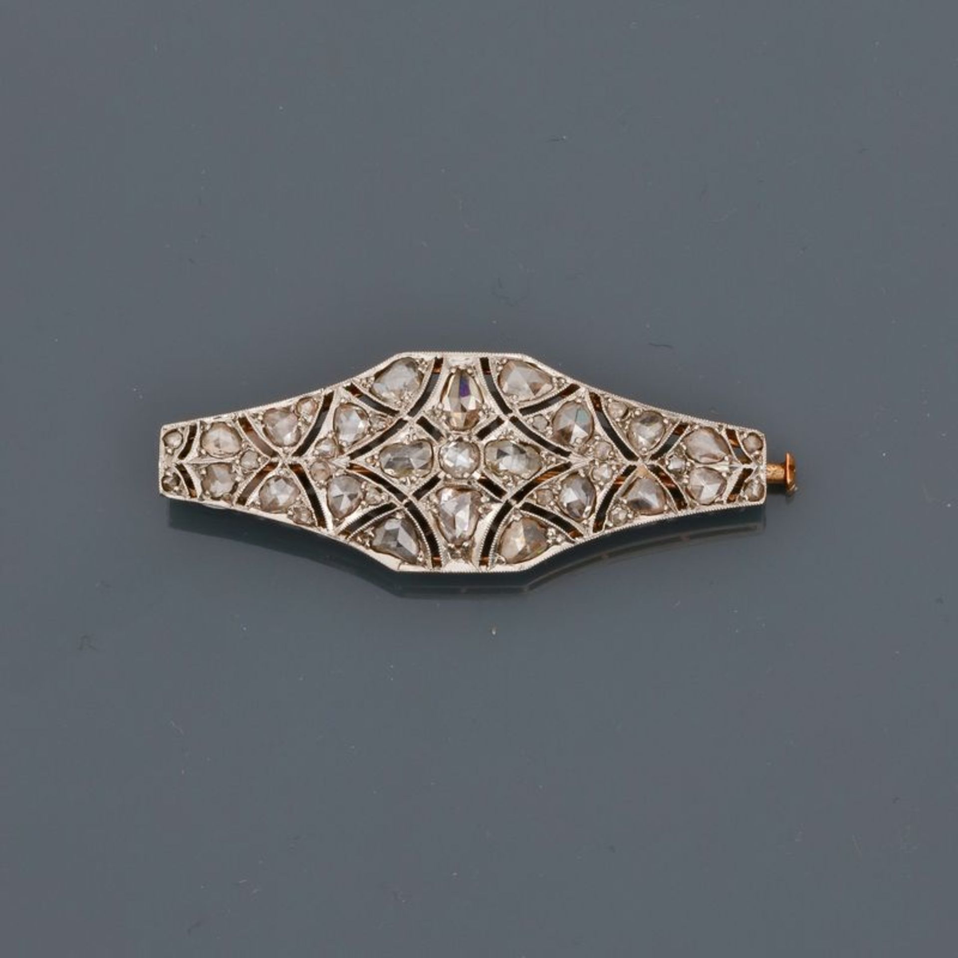 Broche en or gris, 750 MM, recouverte de diamants, longueur 4,5 cm, vers 1930, poids [...]
