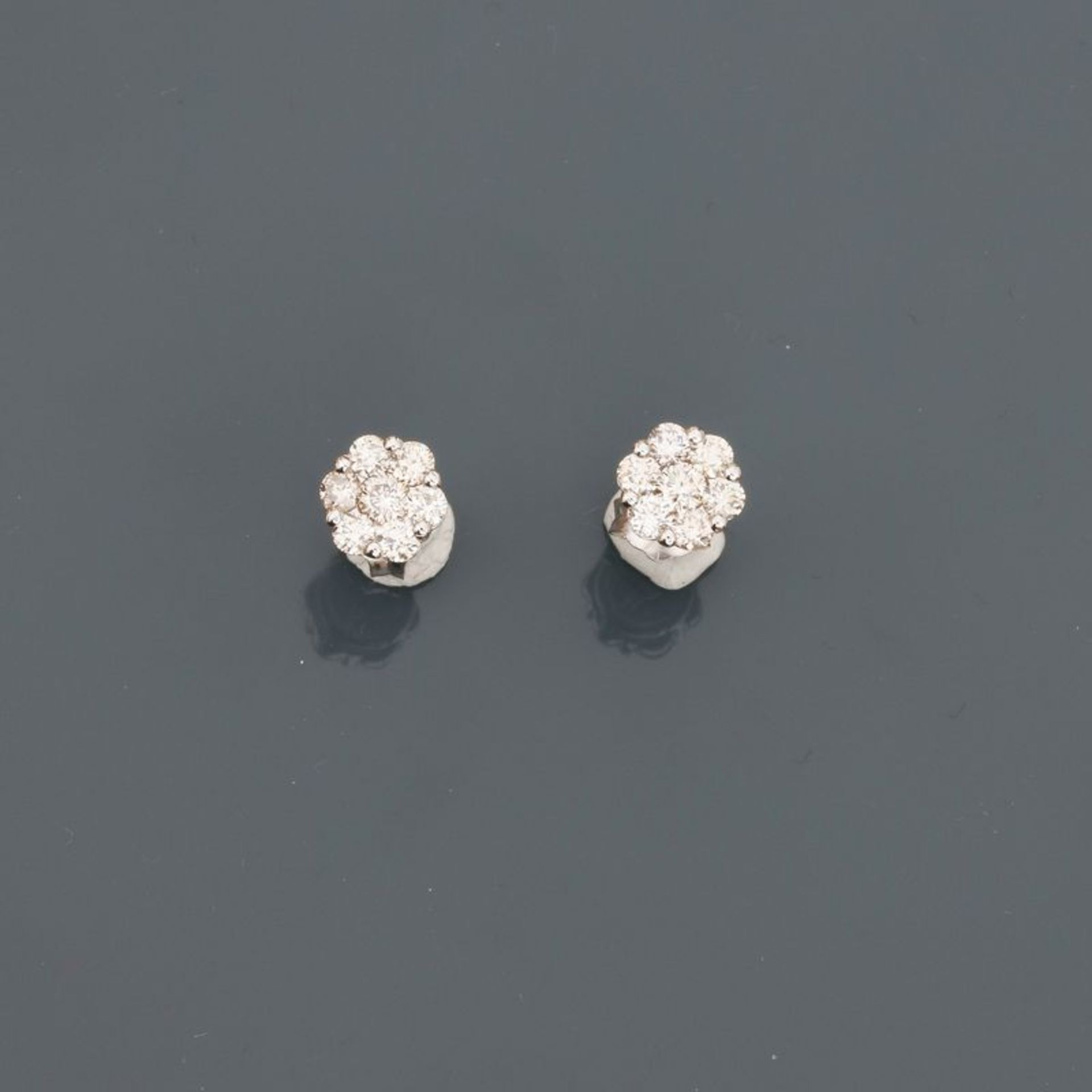 Boutons d'oreilles en fleur d'or gris, 750 MM, recouvertes de diamants, total 0,70 [...]