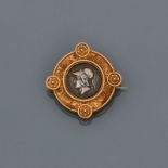 Broche ronde en or jaune , 750 MM, à décor de frises sertissant une médaille à [...]