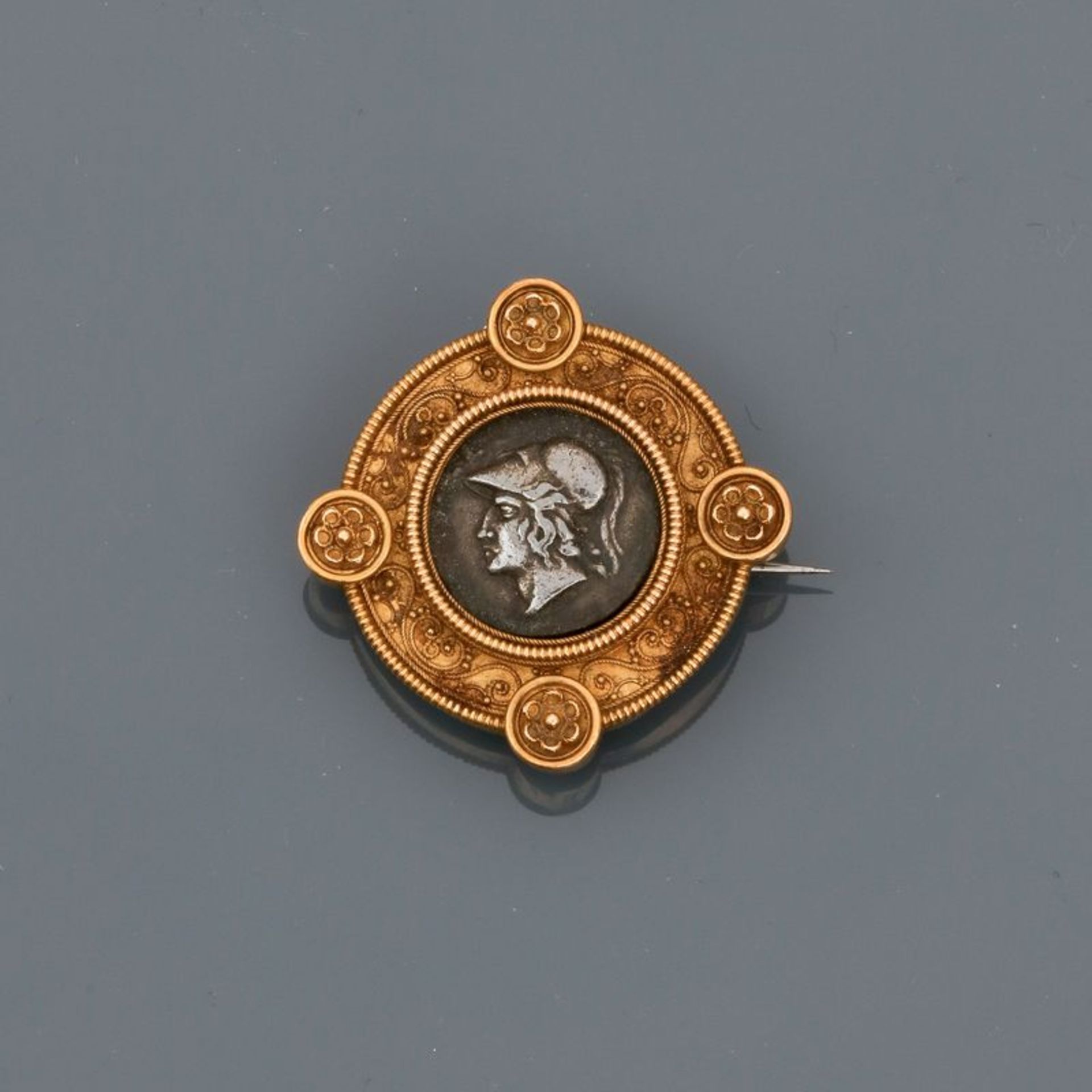 Broche ronde en or jaune , 750 MM, à décor de frises sertissant une médaille à [...]