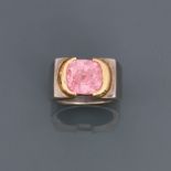 Bague en or 750MM et , argent 925 MM, ornée d'une tourmaline rose pesant 7 carats [...]