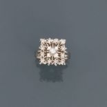 Bague carrée en or gris, 750 MM, ornée de diamants, vers 1960, taille : 52, poids : [...]