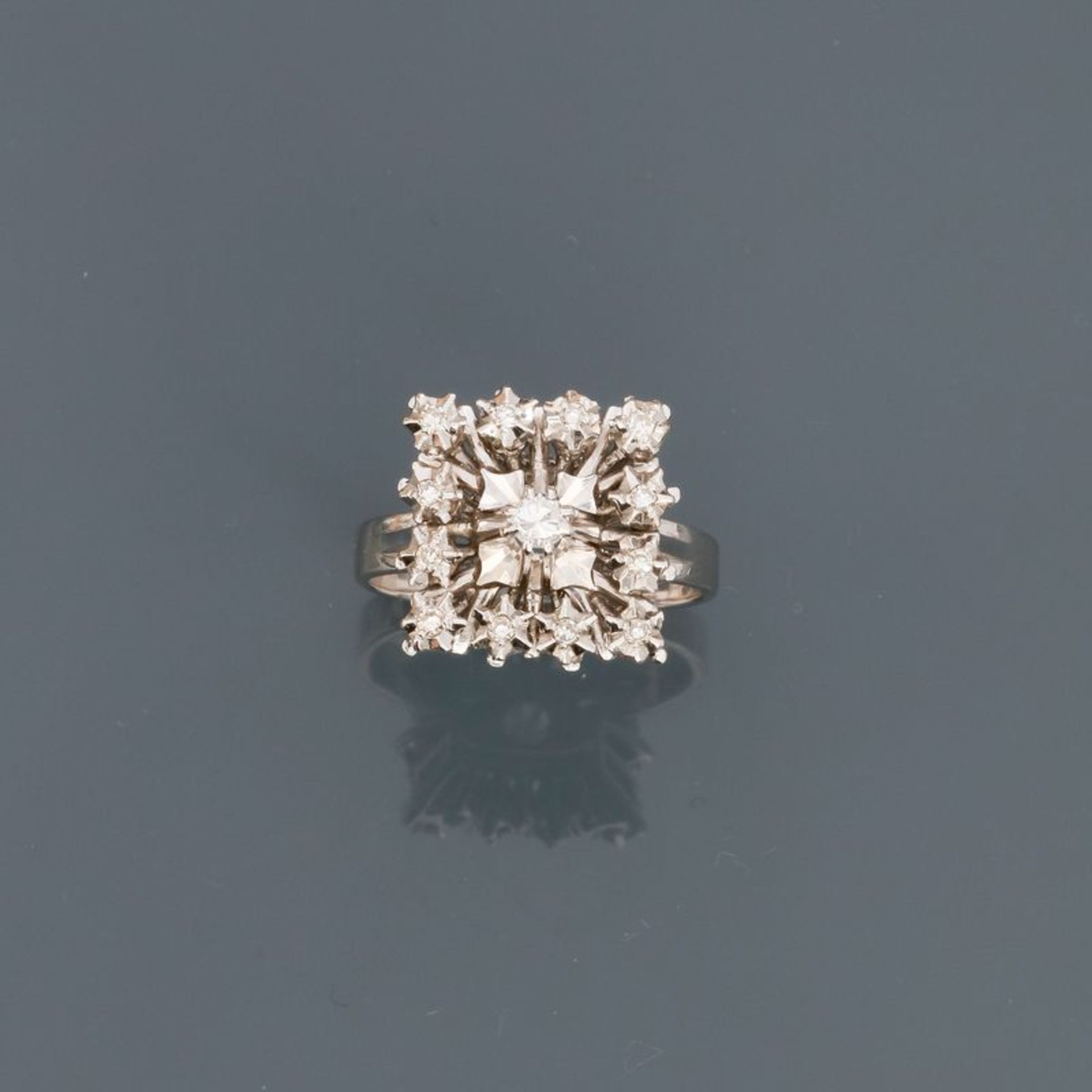 Bague carrée en or gris, 750 MM, ornée de diamants, vers 1960, taille : 52, poids : [...]