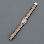 Bracelet montre en , platine 900 MM, lunette entourée de diamants et saphirs, [...]