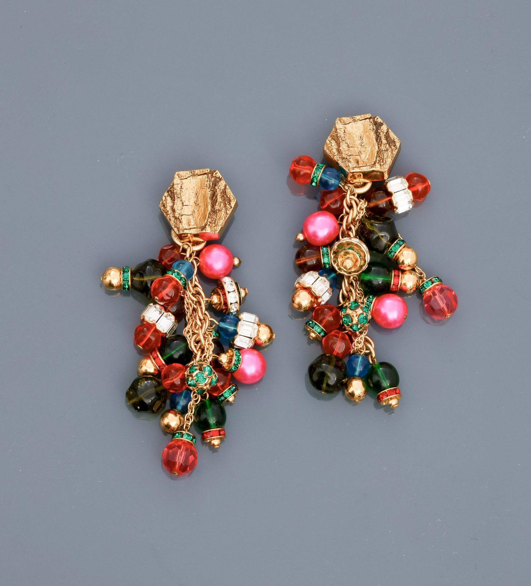 DIOR, Clips d'oreilles " Couture ", prototype asymétrique de perles de verre et [...]