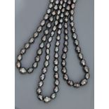 Ensemble de trois longs colliers de perles de verre nacré couleur hématite simulant [...]