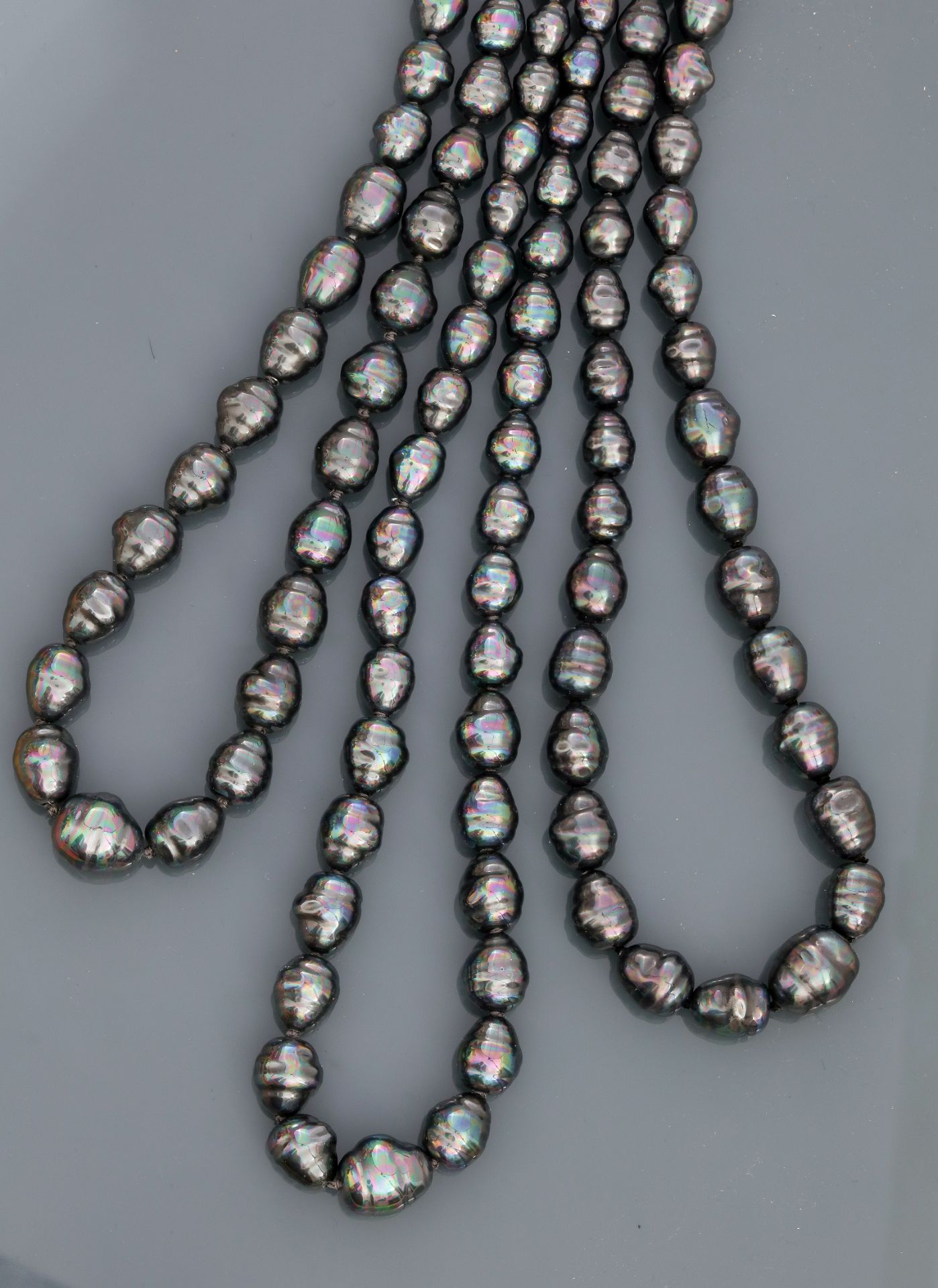 Ensemble de trois longs colliers de perles de verre nacré couleur hématite simulant [...]