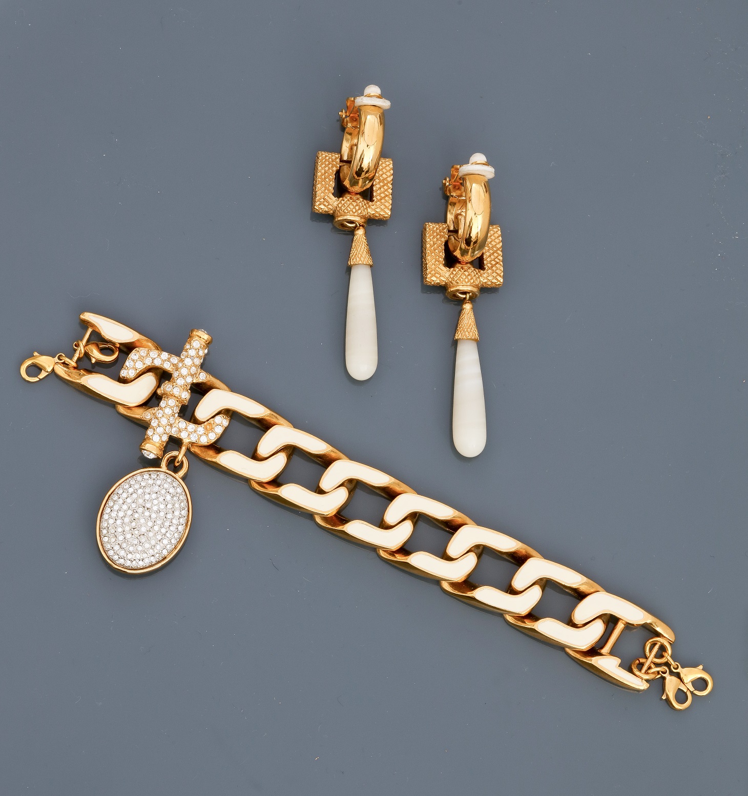 DIOR, Demi parure en métal doré rhodié, Bracelet appliqué d'émail blanc cassé [...]