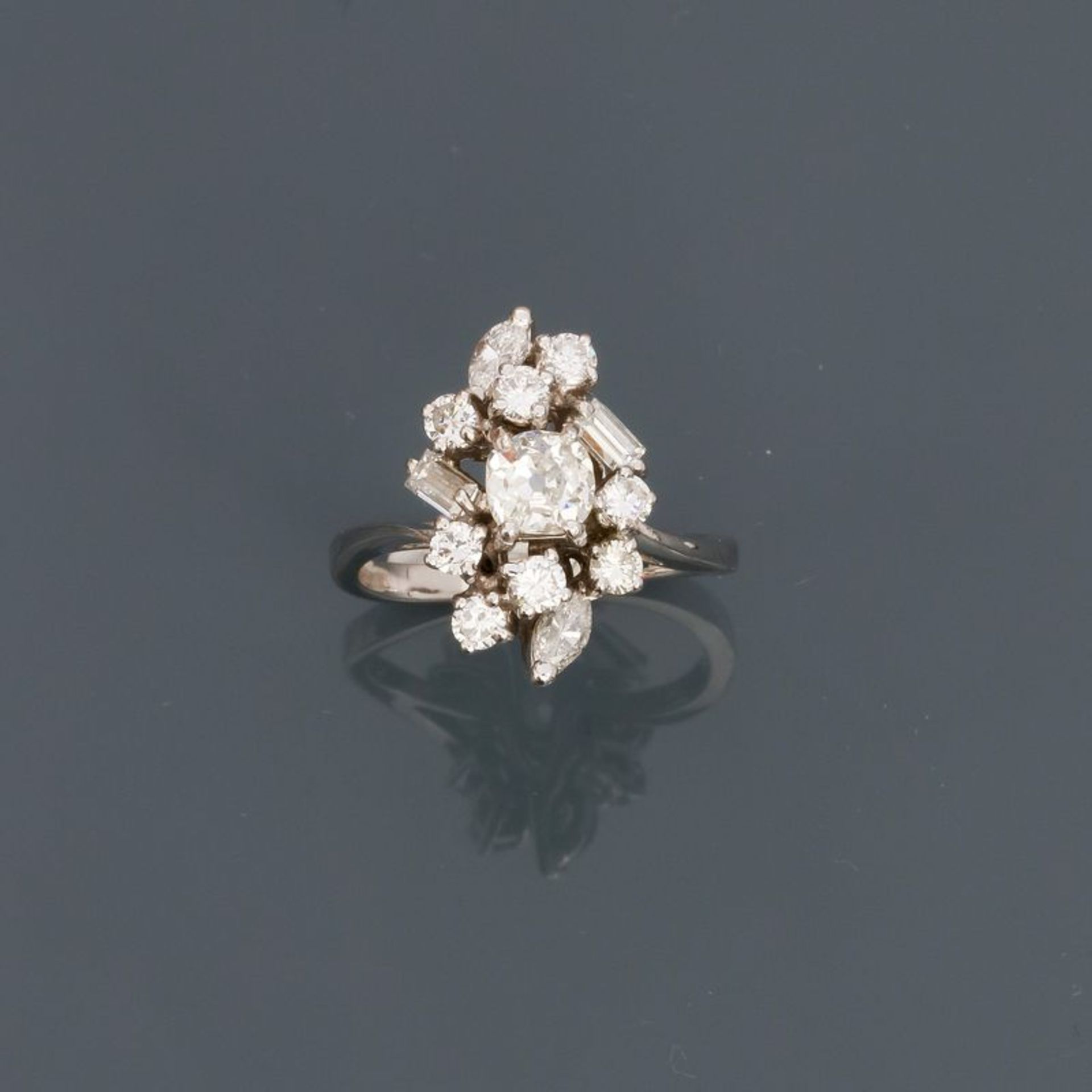 Bague " couture " en or gris, 750 MM, ornée de diamants taille navette, taille [...]