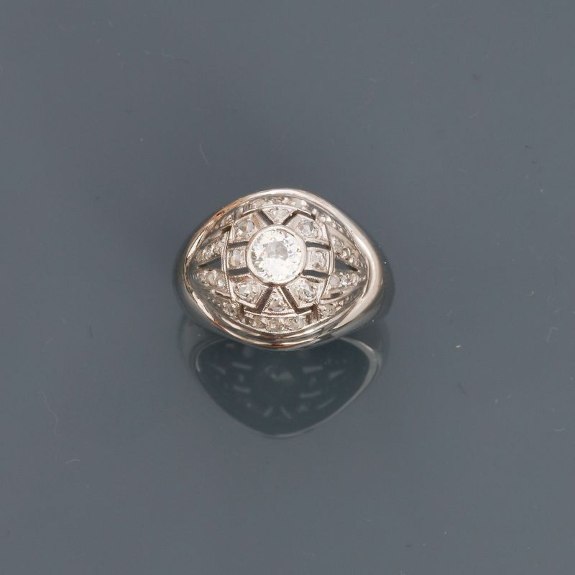Bague " dôme " en or 750MM et, platine 900 MM, centrée d'un diamant pesant 0,40 [...]