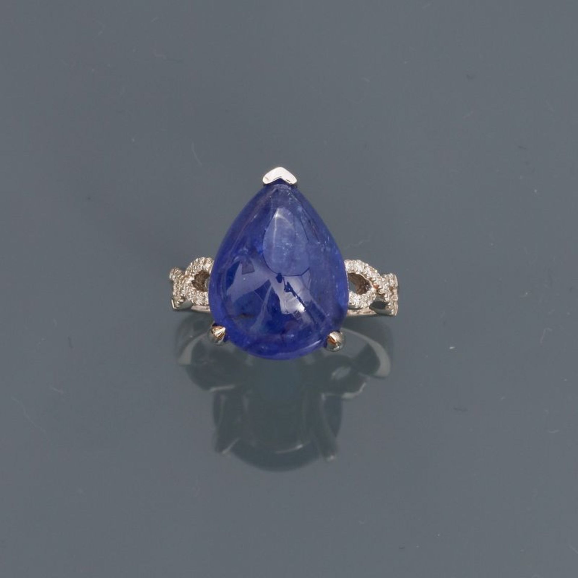 Bague en or gris, 750 MM, ornée d'une tanzanite cabochon taille poire pesant 14 [...]