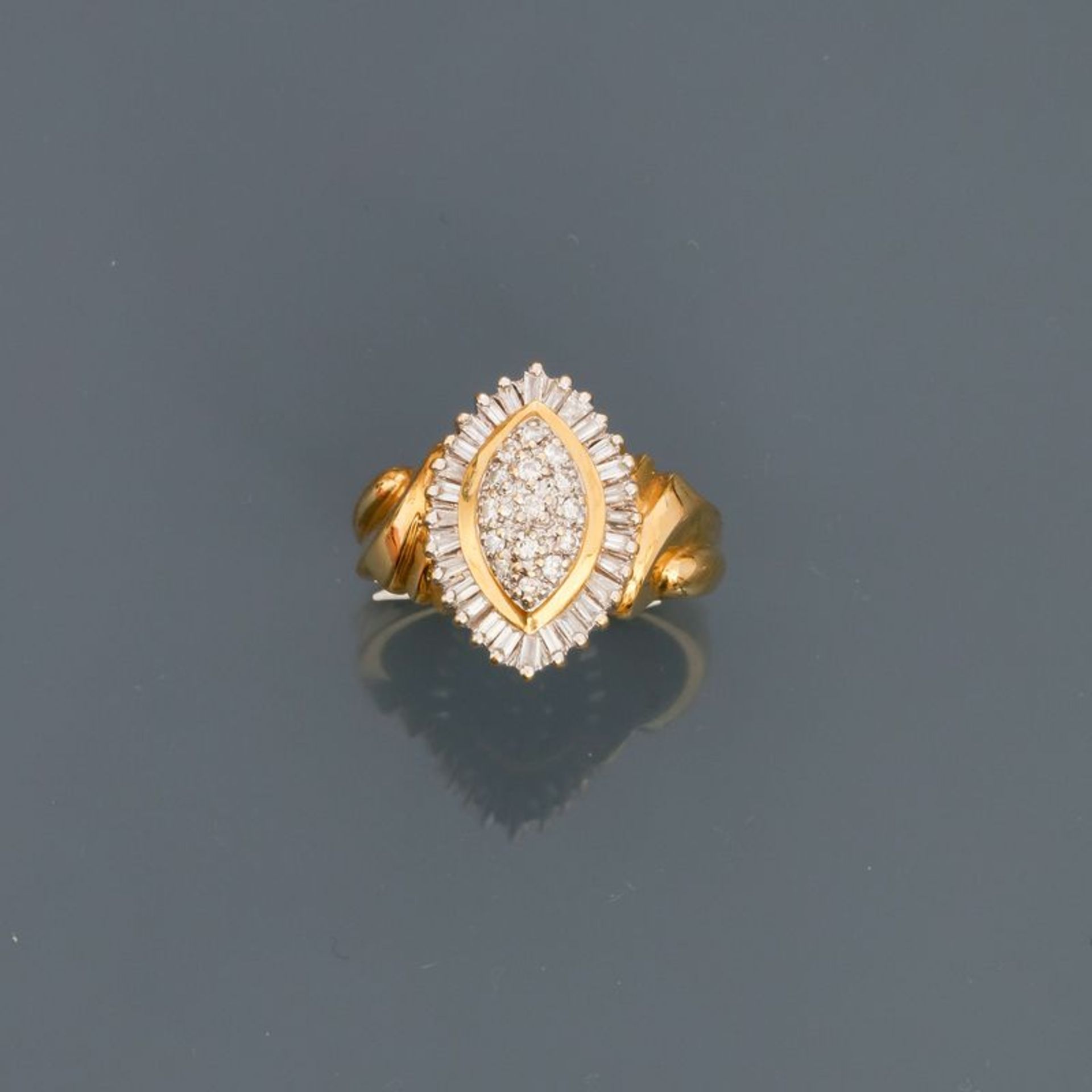 Bague Marquise en or jaune, 750 MM, ornée de diamants, taille : 54, poids : 6,1gr. [...]