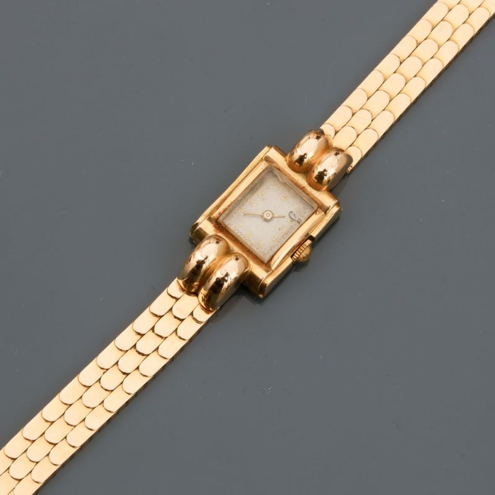 Bracelet montre de dame en or jaune, 750 MM, fond crème, (petit éclat sur chiffre [...]