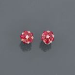 Boucles d'oreilles dessinant une fleur d'or rose, 750 MM, ornée chacune de dix rubis [...]