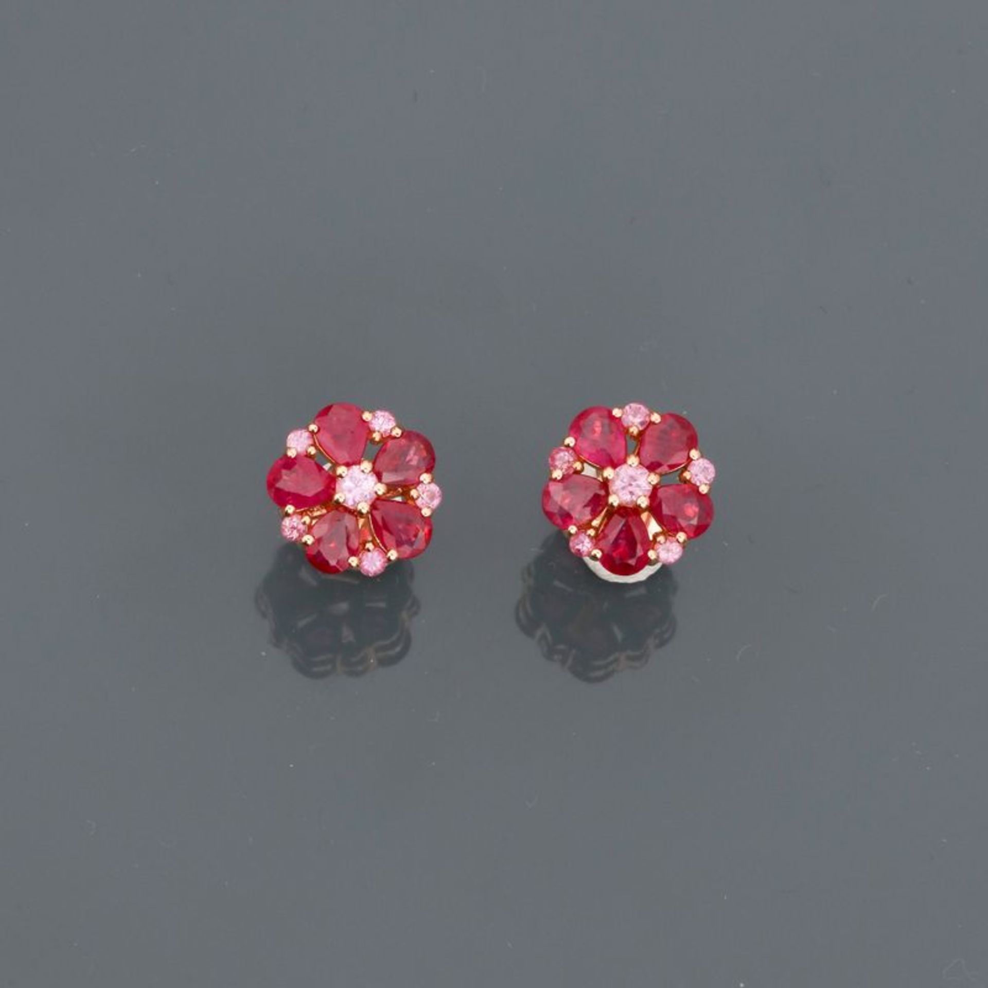 Boucles d'oreilles dessinant une fleur d'or rose, 750 MM, ornée chacune de dix rubis [...]