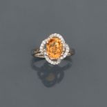 Bague en or gris, 750 MM, centrée d'une citrine ovale pesant 2 carats environ dans [...]