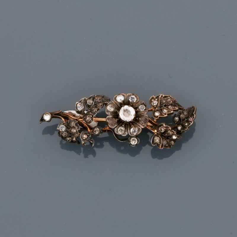 Broche barrette à décor floral en or 750MM et , argent 925 MM, ornée de pierres du [...]