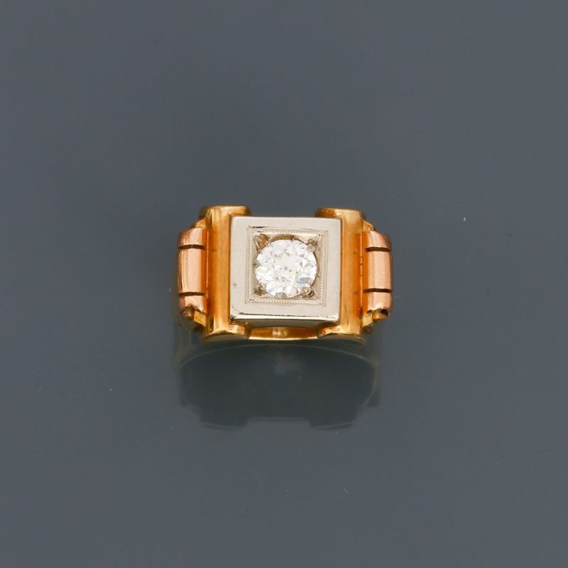 Bague en or jaune, 750 MM, centrée d'un diamant tond pesant 0,60 carat environ, vers [...]