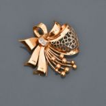 Broche " Bouquet " en or jaune ajouré, 750 MM, centrée de diamants, dimensions : 5 [...]