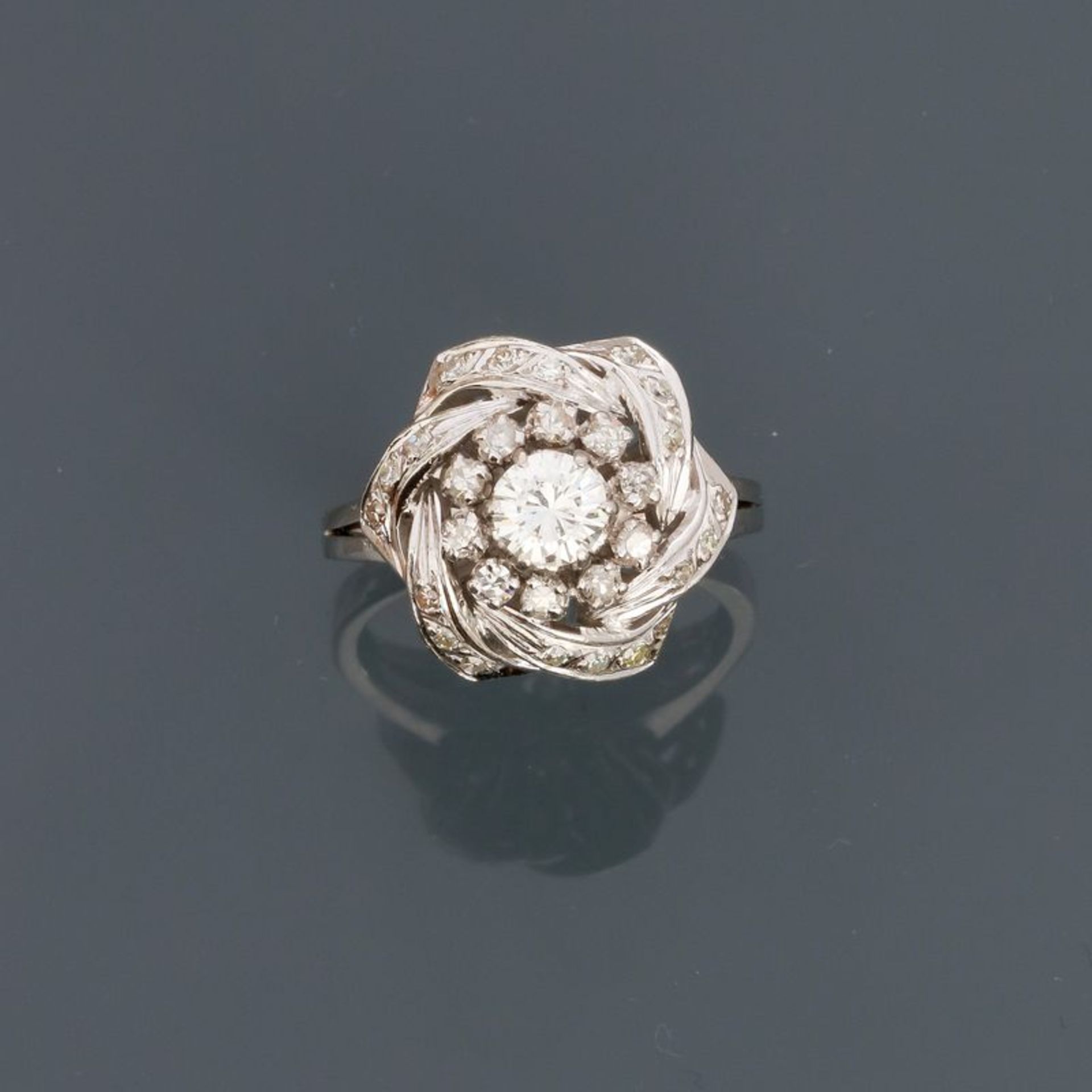 Bague en or gris, 585 MM, ornée de diamants, poids : 6,8gr. brut. -