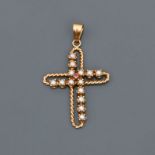 Pendentif en croix d'or jaune, 750 MM, torsadé, ornée de demi-perles, dimensions : [...]