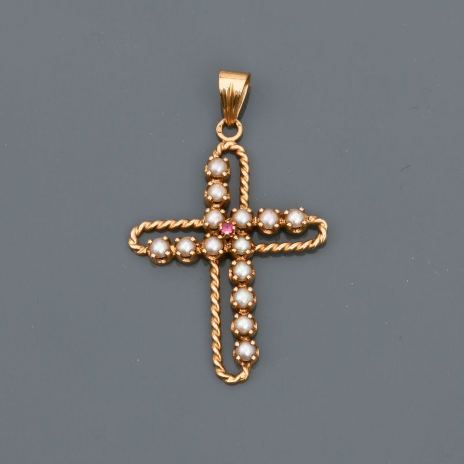 Pendentif en croix d'or jaune, 750 MM, torsadé, ornée de demi-perles, dimensions : [...]