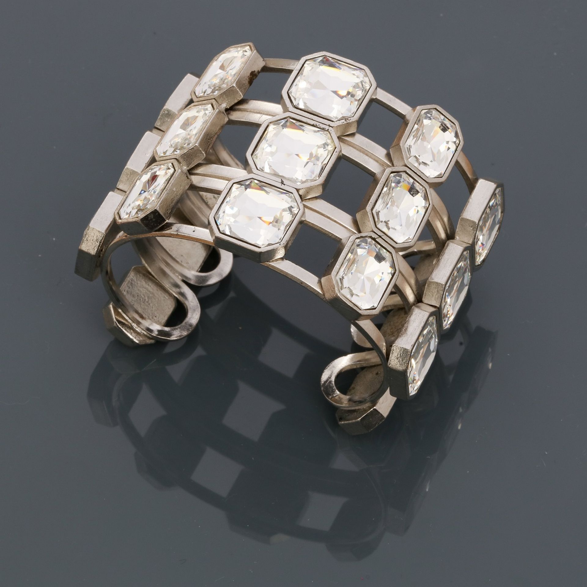 Yves St LAURENT, Bracelet " Manchette " en métal rhodié, recouvert de strass " [...]