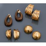 Lot : Cinq beau clips d'oreilles " Couture " en métal rhodhié doré ou cuivré, [...]