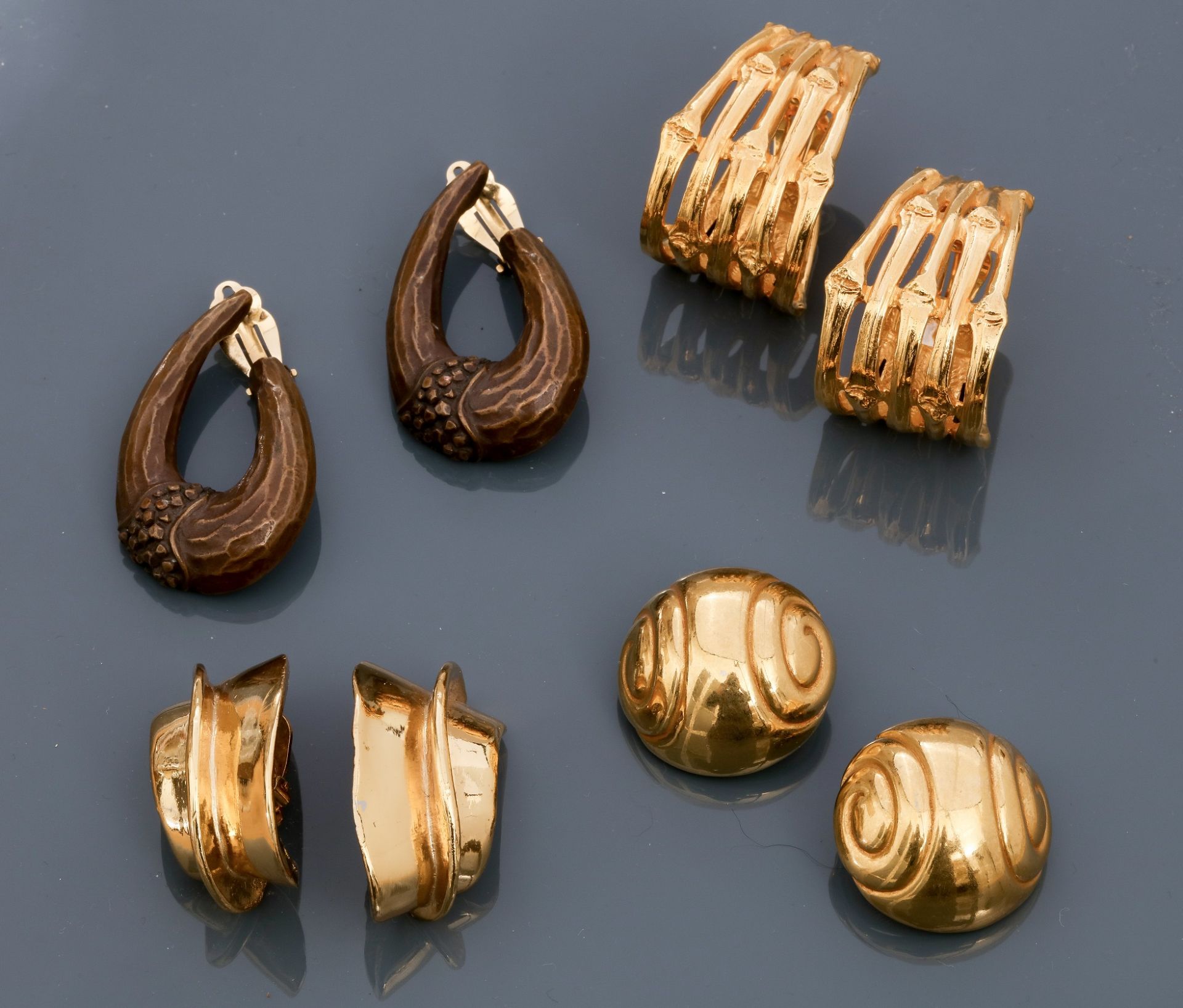 Lot : Cinq beau clips d'oreilles " Couture " en métal rhodhié doré ou cuivré, [...]